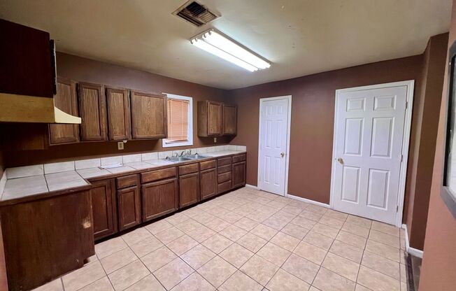 3 beds, 1 bath, $700