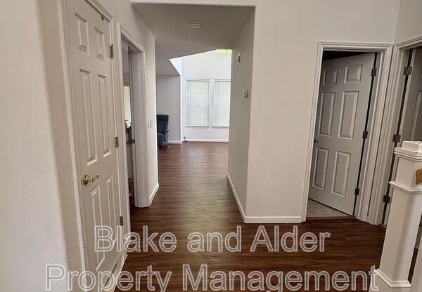 1079 NE CREEKSEDGE DR