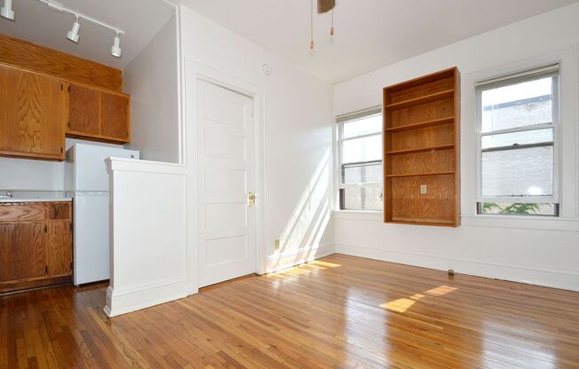 Studio, 1 bath, 220 sqft, $785, Unit 11 - 32B