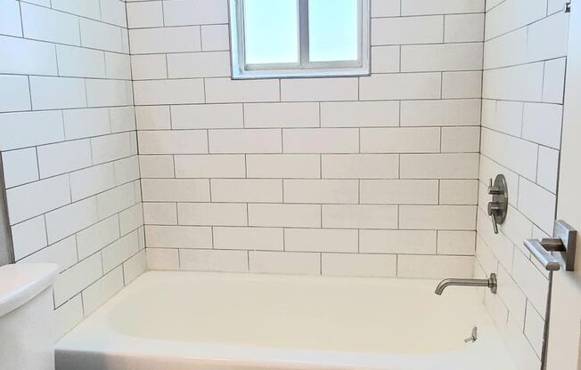 1 bed, 1 bath, 560 sqft, $1,245, Unit 33