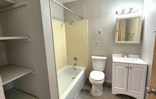 Studio, 1 bath, 425 sqft, $1,050, Unit 202
