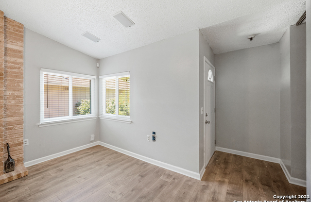 8032 LAUREL BND
