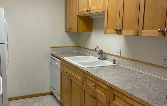 Sunny and Spacious 1 bedroom, 1 bathroom unit just north of Greenlake!