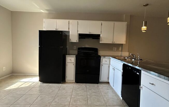 2/1 Apartment Conveniently Located on Andalusia Blvd in Cape Coral