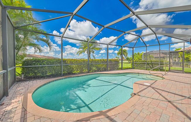 NOW AVAILABLE - Single Family Home with POOL in Fort Myers