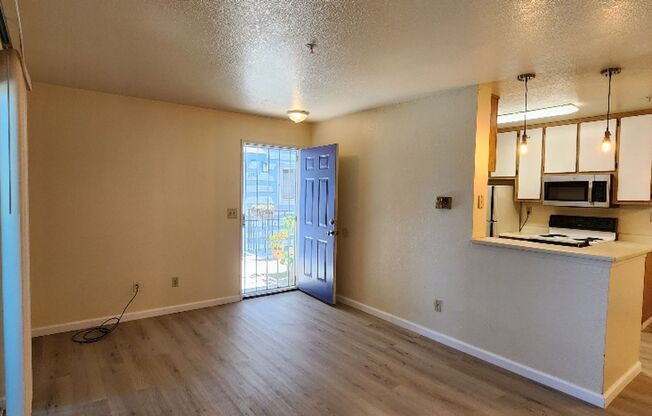 Beautiful 2 Bedroom 1 Bath Condo Lighthouse Drive Vallejo Walk to Ferry Building!!