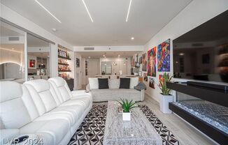 **Stunning One-Bedroom Condo on the Las Vegas Strip – Luxury Living with Breathtaking Views!**