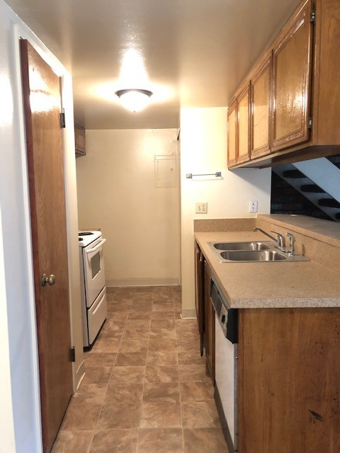 2 beds, 1 bath, $2,595