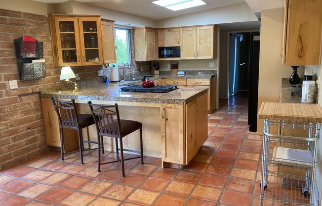 Pool & Mountain Views!