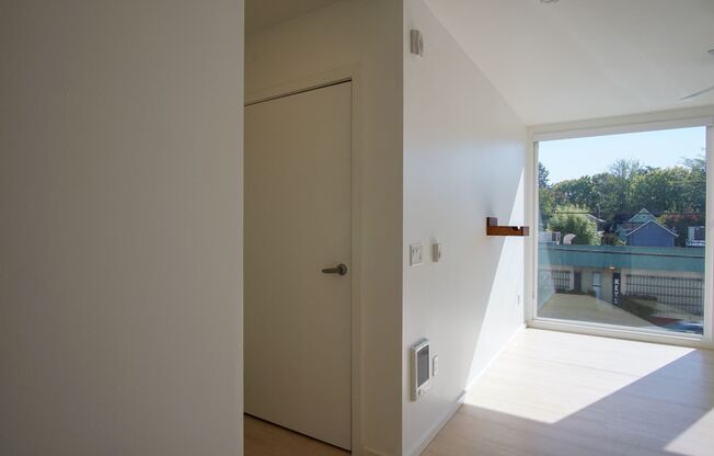 Modern 2nd Floor Studio with D/W & Washer/Dryer!