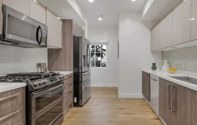 Hidden-Gem Townhouse in WeHo: 2 Bed/2.5 Bath, Private Entrance + Patios, 2 Parking, Norma Triangle