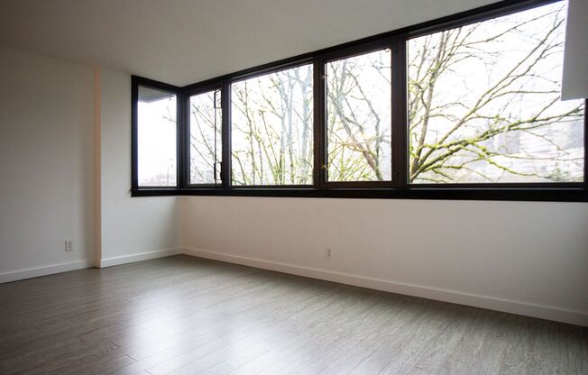 Goose Hollow 1 Bedroom Available Now !