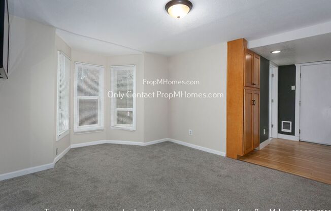 Vibrant Bungalow In Inner SE Portland! Discover Charm for Yourself!