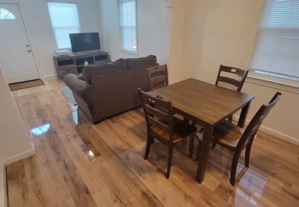 260 W QUEEN ST