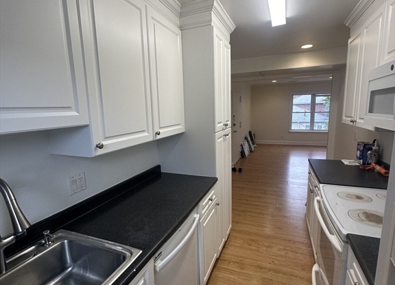 3 beds, 2 baths, 1,250 sqft, $3,000, Unit 5