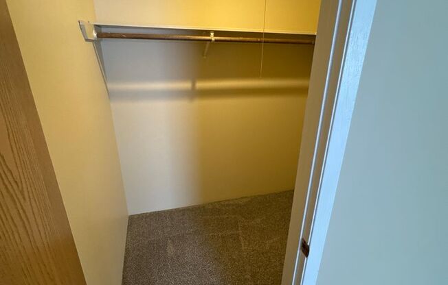 2 beds, 1 bath, 800 sqft, $960, Unit 400-16