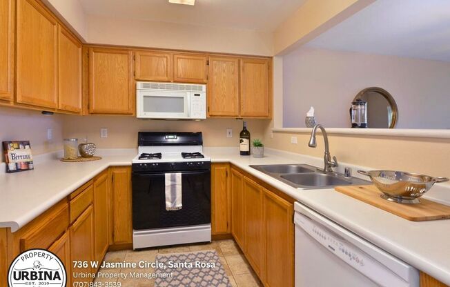 Spacious Townhome with Two Primary Suites in Santa Rosa