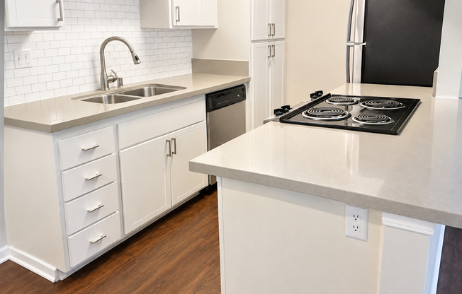2 beds, 2 baths, $2,100, Unit 28