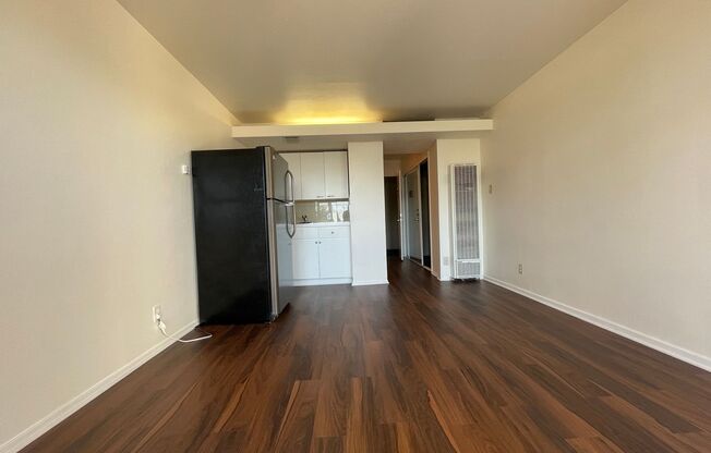 Burlingame Updated Studio Available