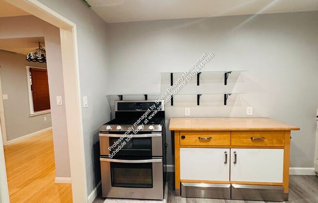 ONE MONTH FREE! Cozy Move-In Ready 3 Bedrooms / 2 Bathroom Eastmont Hills Home