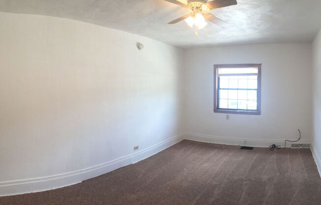 2 beds, 1 bath, $895, Unit Front Apt