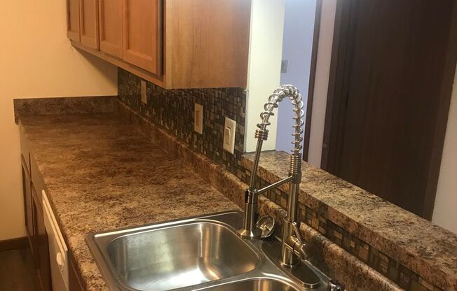 3 beds, 1 bath, 1,040 sqft, $1,695, Unit 3164-303