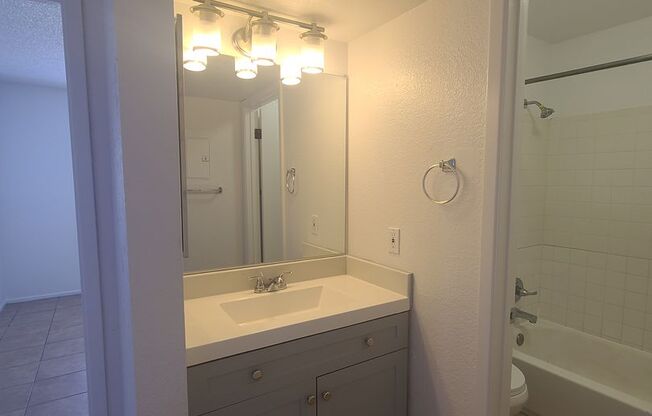 2 beds, 1 bath, 800 sqft, $1,095, Unit 240