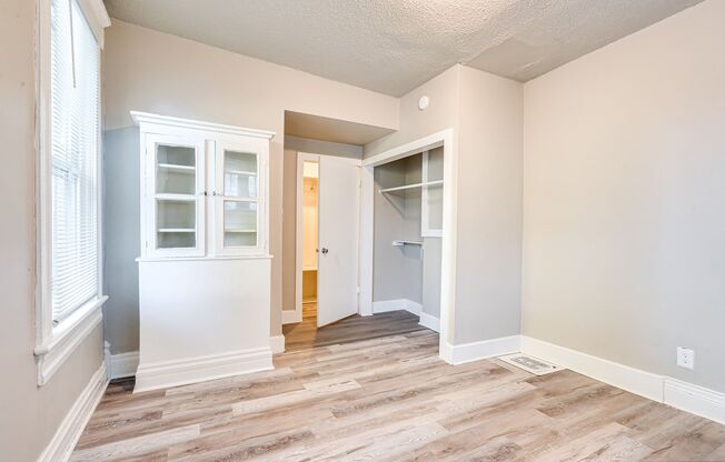 2 beds, 1 bath, 850 sqft, $999, Unit 408 E Pacific St.