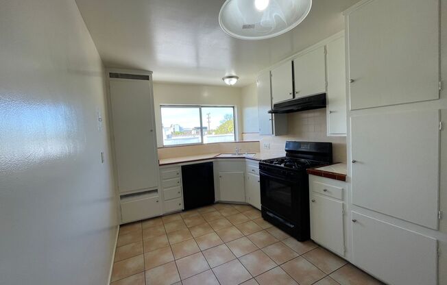 2 beds, 1 bath, 888 sqft, $2,250, Unit 302