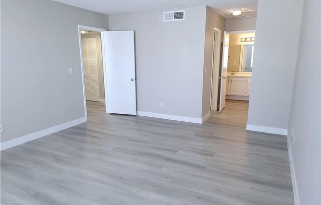 2 beds, 2 baths, $1,350, Unit Building 4