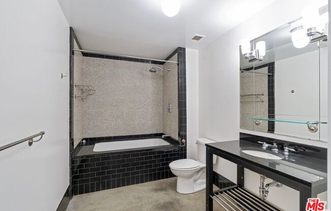 1 bed, 1 bath, 890 sqft, $2,700, Unit 405