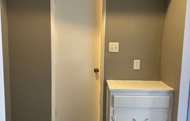 2 beds, 1 bath, 750 sqft, $1,070, Unit B10 1015 11