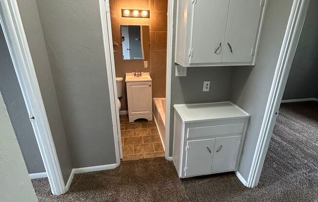 2 beds, 1 bath, 750 sqft, $1,170, Unit B12 1045 17