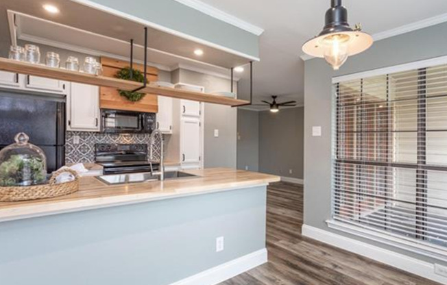 16301 Ledgemont Ln