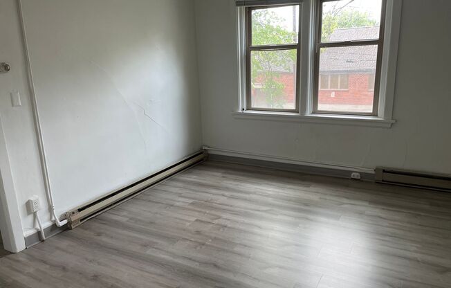 2 beds, 1 bath, $810, Unit D-2