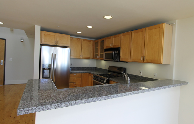 EPIC REA: Spacious Live/Work Loft in SOMA with Rooftop Views