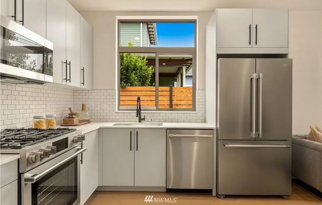 Ballard - Newer 3 Bedroom / 2.5 Bath Townhome **AC**  - Rooftop Deck!!