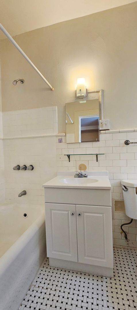 2 beds, 2 baths, 775 sqft, $1,975, Unit 210