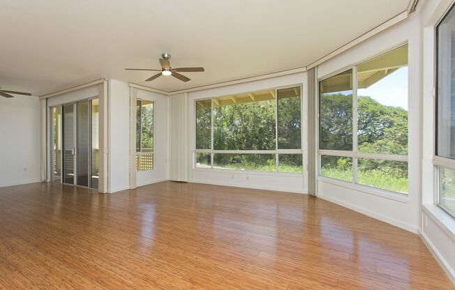 3 BED, 2 BATH 2 PARKING IN GATED MOANALUA VILLAGE