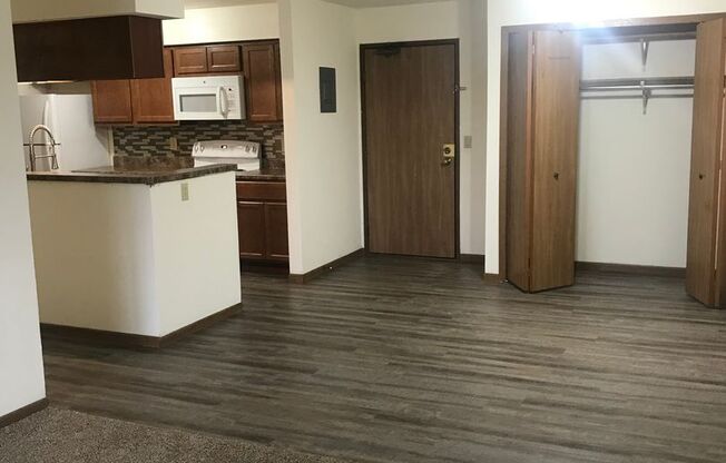3 beds, 1 bath, 1,040 sqft, $1,695, Unit 3172-304