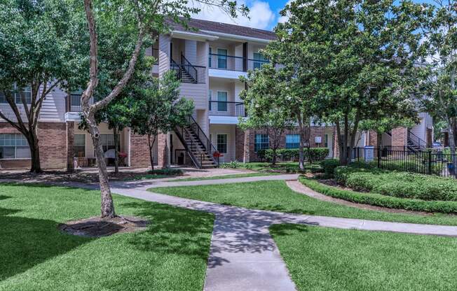 Affordable Houston Texas Apartments – Westchase Forest – Photo of outdoor courtyard