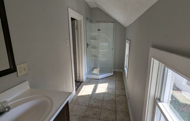 3 beds, 1 bath, $1,200, Unit Unit B