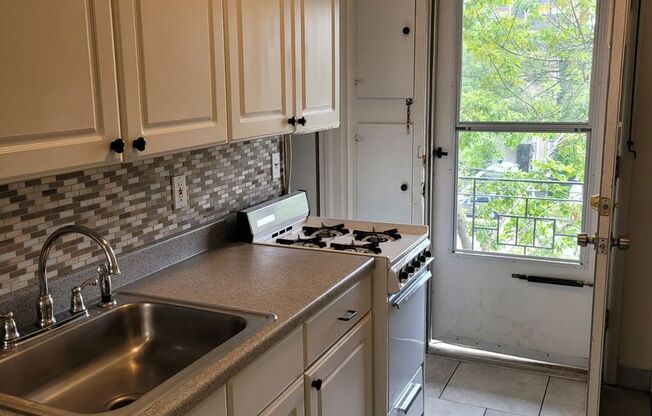 Studio, 1 bath, $825, Unit 209