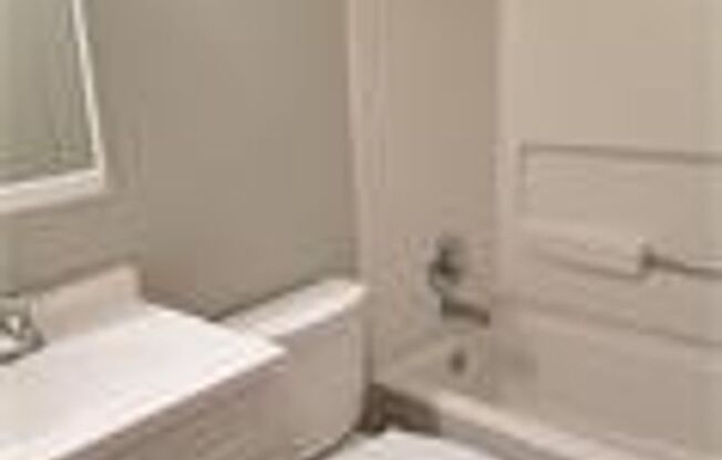2 bd 1 ba duplex in a Great Location