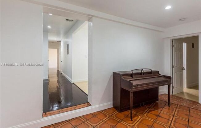 6300 NW 41st St VIRGINIA GARDENS, FL 33166