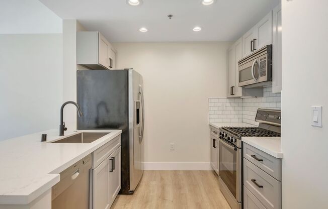 2 beds, 1 bath, 760 sqft, $2,698, Unit 604