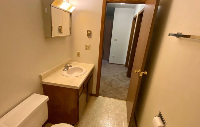 2 beds, 1 bath, $825, Unit 6