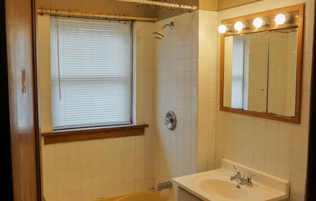 1 bed, 1 bath, 650 sqft, $850, Unit 1741 K St-C3