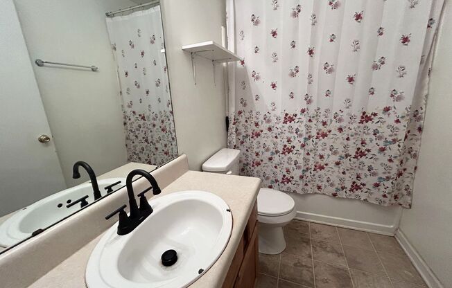 3 beds, 2 baths, $1,900, Unit Unit D