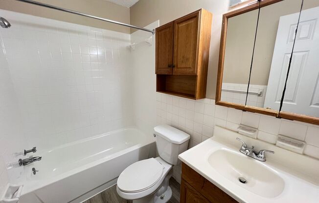 2 beds, 1 bath, 900 sqft, $920, Unit 24